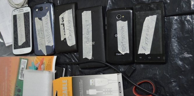 Operativo a establecimientos de comercio de celulares Teléfonos incautados