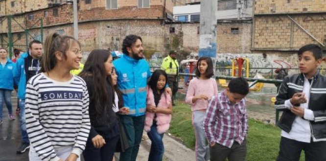 Niños caminan con el alcalde local por los parques 