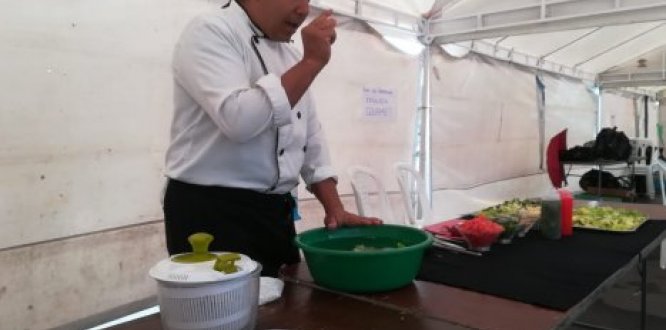 Cheff prepara una ensalada con vegetales de las huertas 